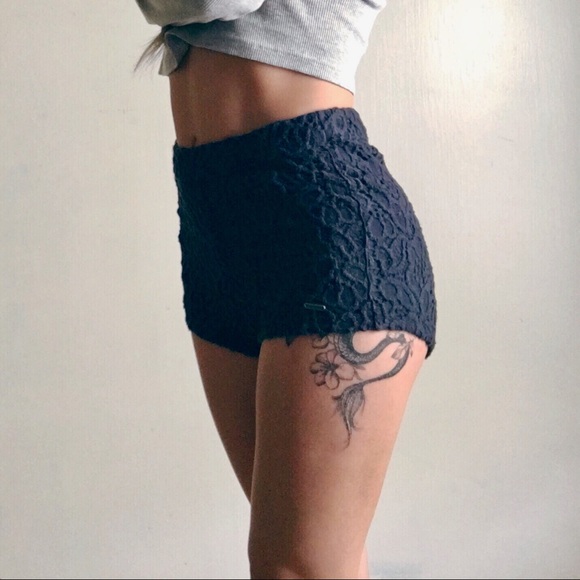 Hollister Pants - 🔴 Navy High-Waisted Lace Shorts